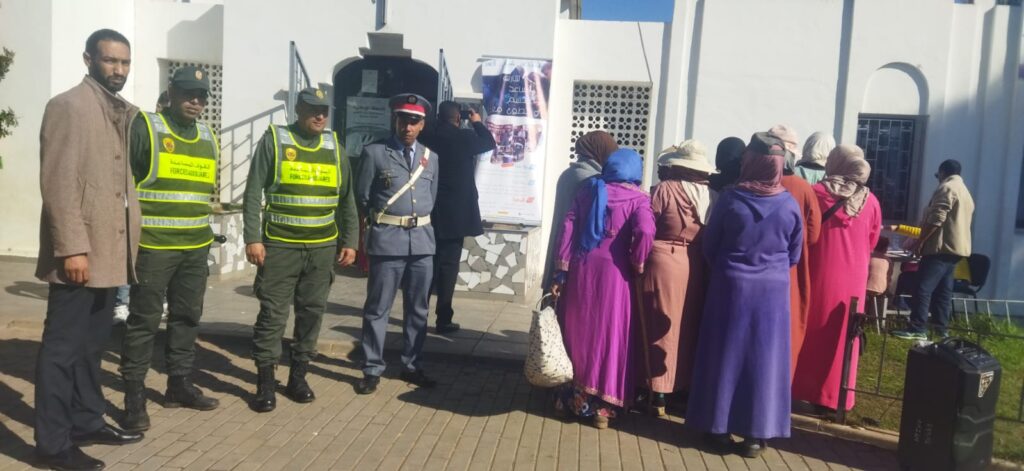 أطر طبية تشرف على القافلة الطبية المجانية أولاد أحسين