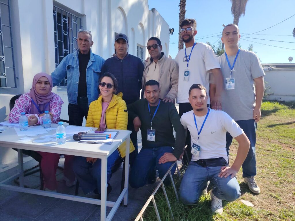 أطر طبية تشرف على القافلة الطبية المجانية أولاد أحسين